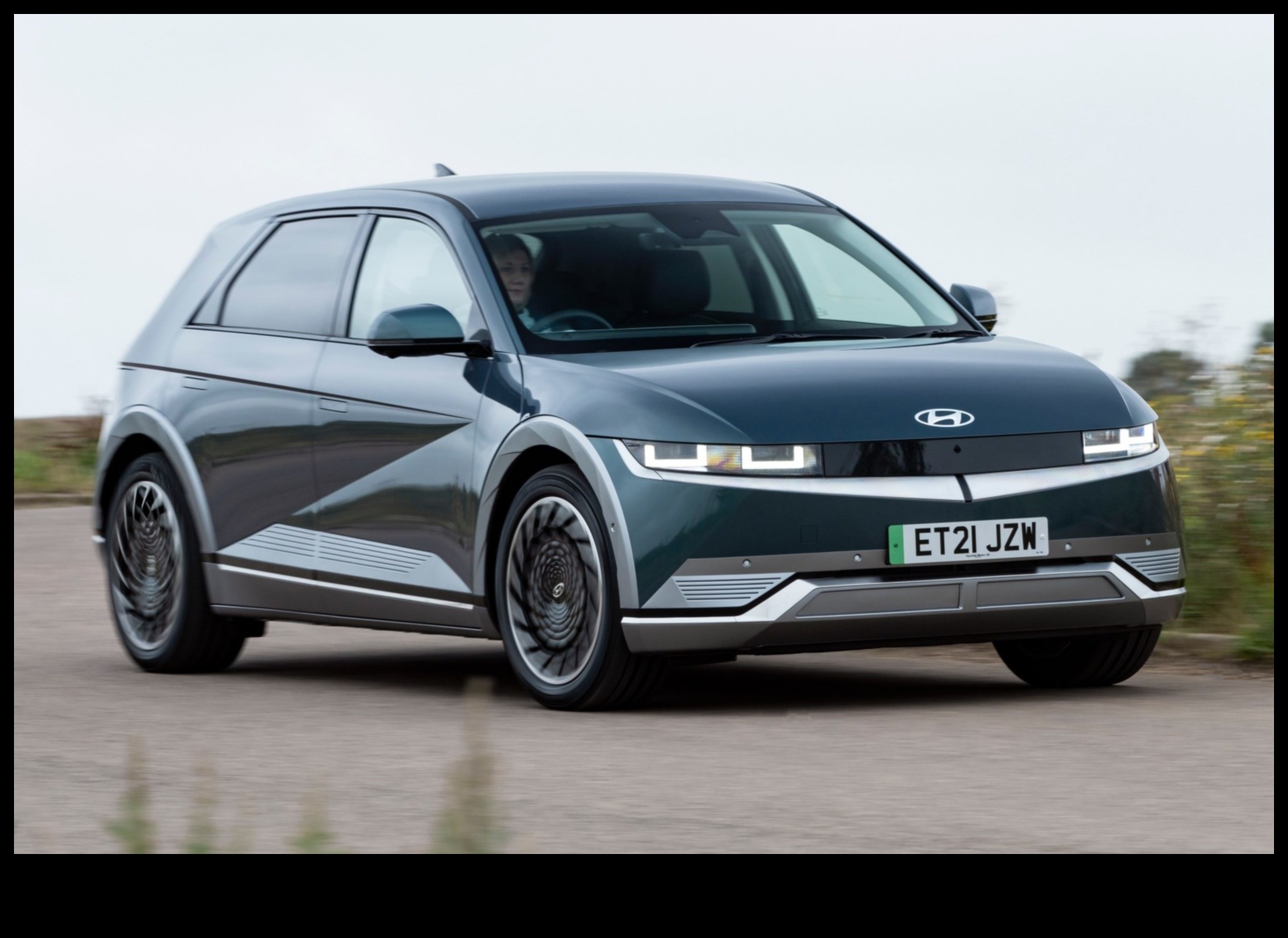 Eco-Chic Drives: הצד האופנתי של כלי רכב חשמליים